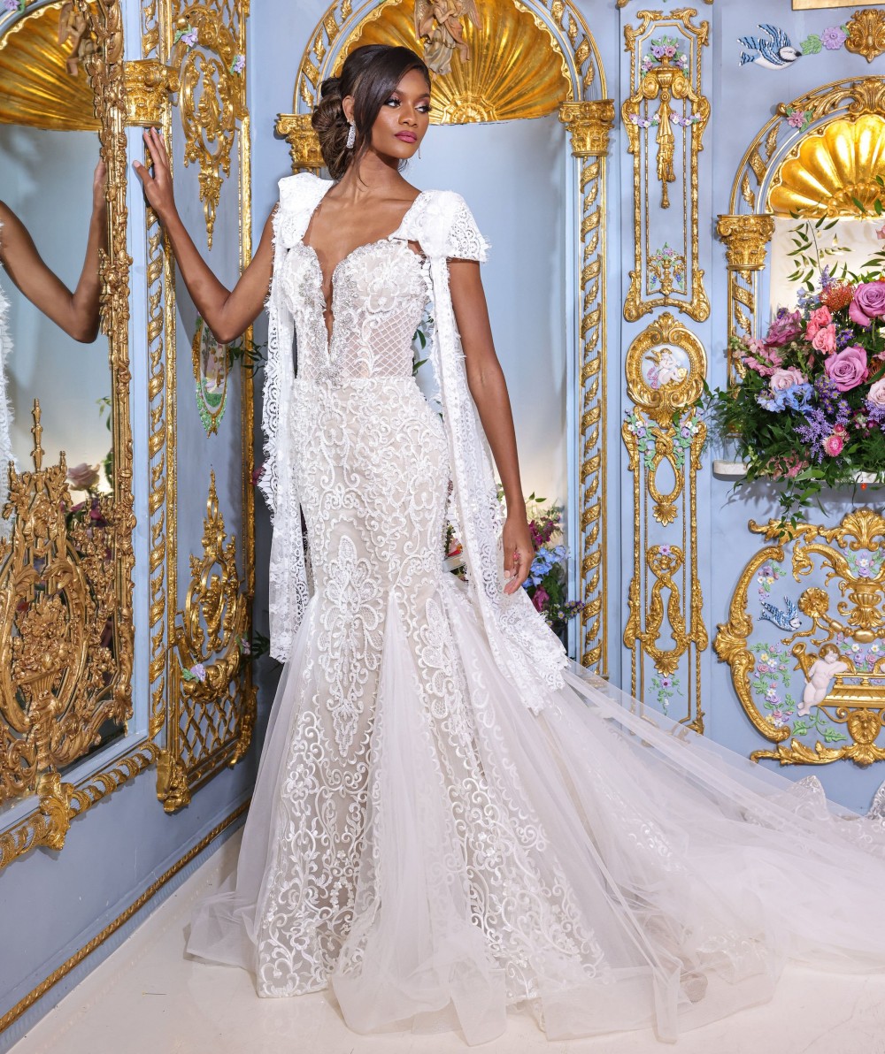 Stunning Mermaid Wedding Dresses Lace Bridal Gowns Sheer Plunging Neckline Sweep Train Tulle Vestido De Novia