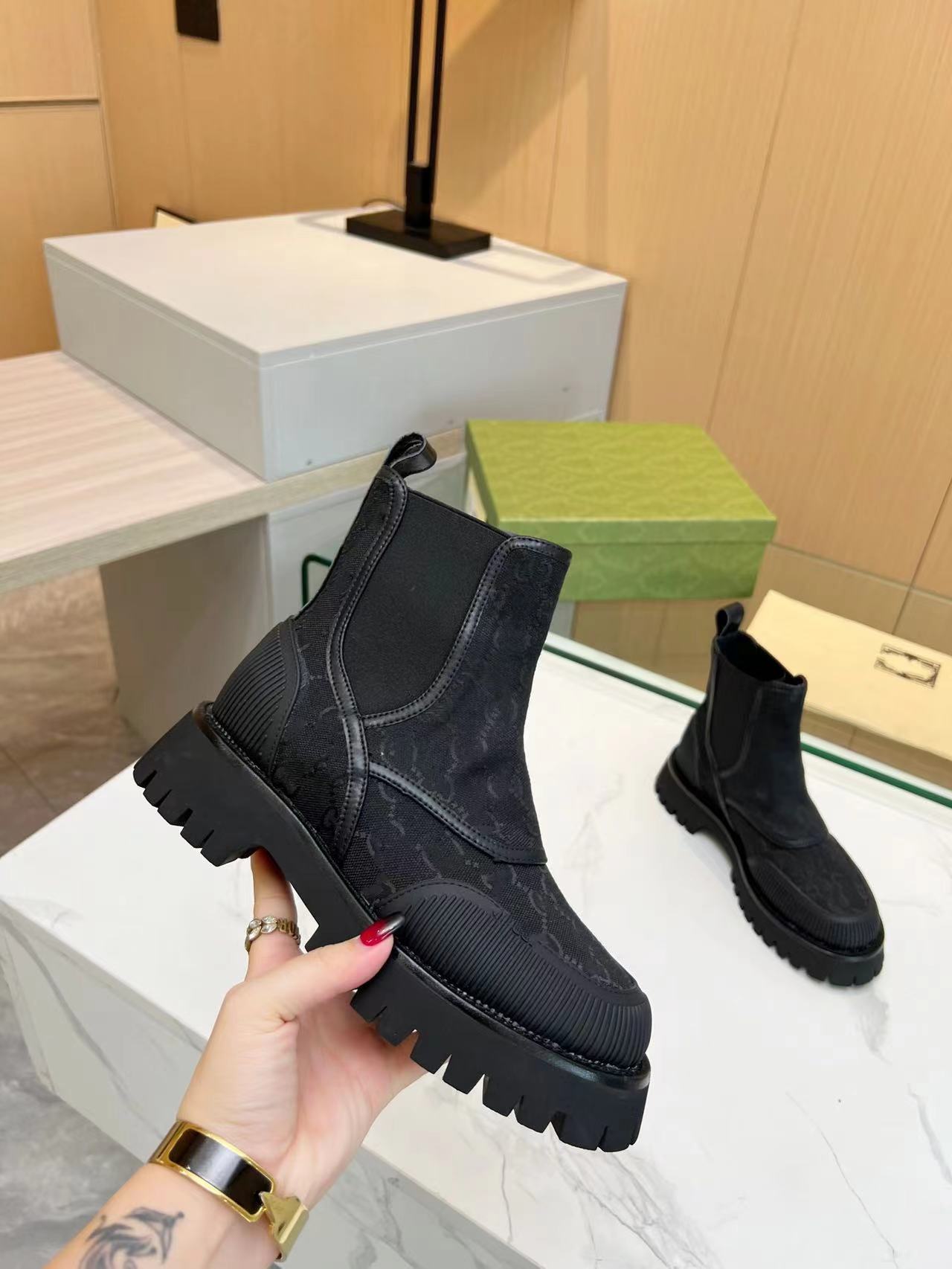 Classic Martin boots platform women Shoes Leather designer Thick soled shoes Fashion Lady zipper short Desert boot Coarse heel heels Large size 35-45 with box