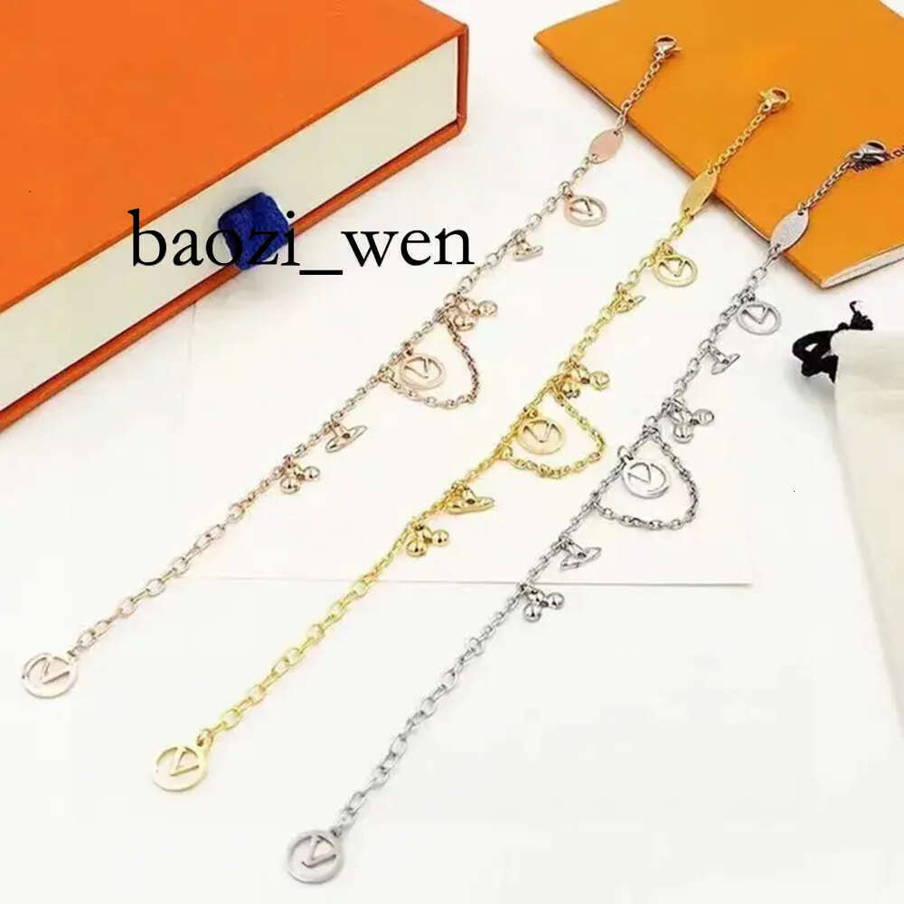 Mayoristas de pulseras clásicas, brazalete chapado en oro de acero inoxidable con letras de flores, colgantes, regalo para amantes, pulsera, cadena para mujer