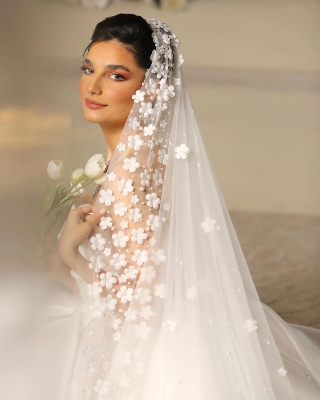 Modern Satin Wedding Dresses Pleats Strapless Neck Bridal Gown Custom Made Bride Dress With Veil Vestidos De Noiva