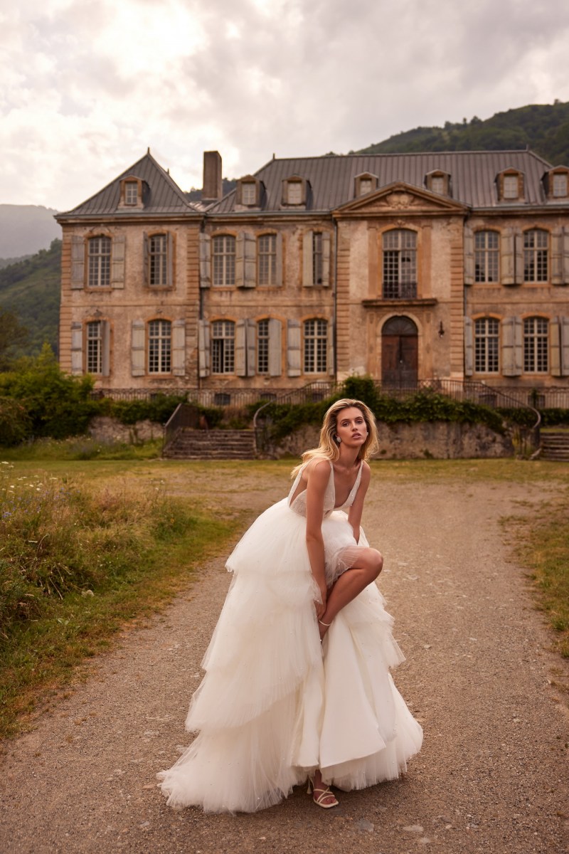 Romantic Ruffles Tiered Wedding Dresses High Low V Neck Pearls Ball Gown Bridal Gown Front Short Back Long Vestidos De Novia