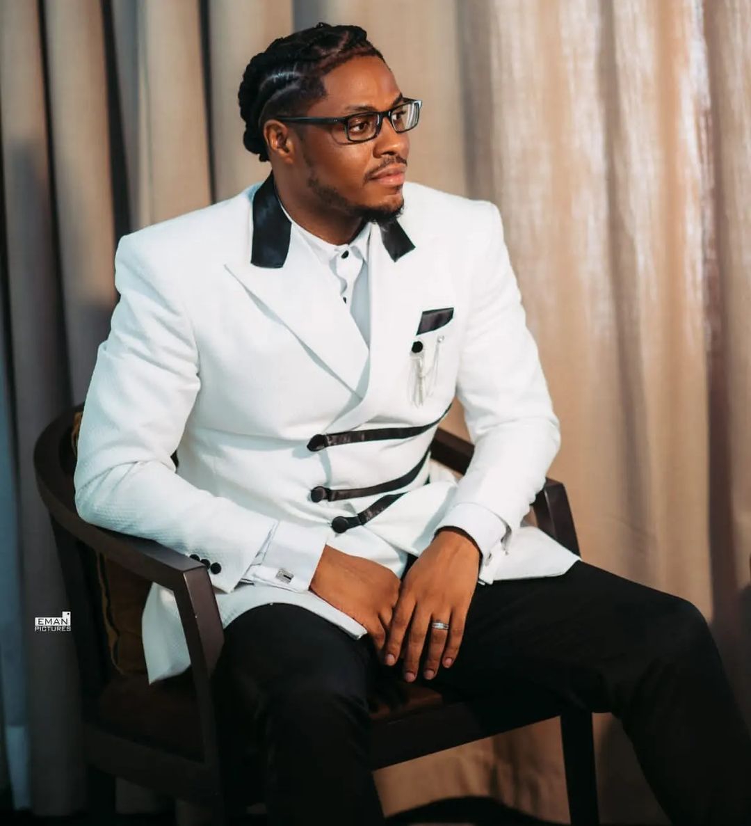 Latest White Suits For Men Wedding Slim Fit Peaked Lapel Jacket Pants 2 Pieces Tailor Made Luxury Homecoming Business Tuxedos