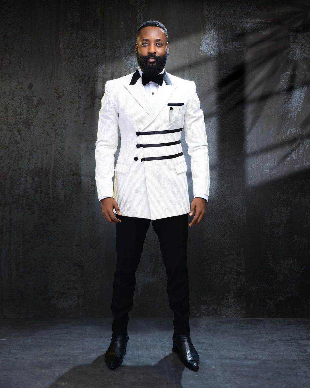 Latest White Suits For Men Wedding Slim Fit Peaked Lapel Jacket Pants 2 Pieces Tailor Made Luxury Homecoming Business Tuxedos