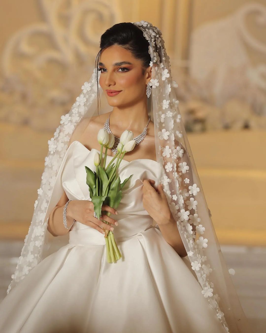 Modern Satin Wedding Dresses Pleats Strapless Neck Bridal Gown Custom Made Bride Dress With Veil Vestidos De Noiva