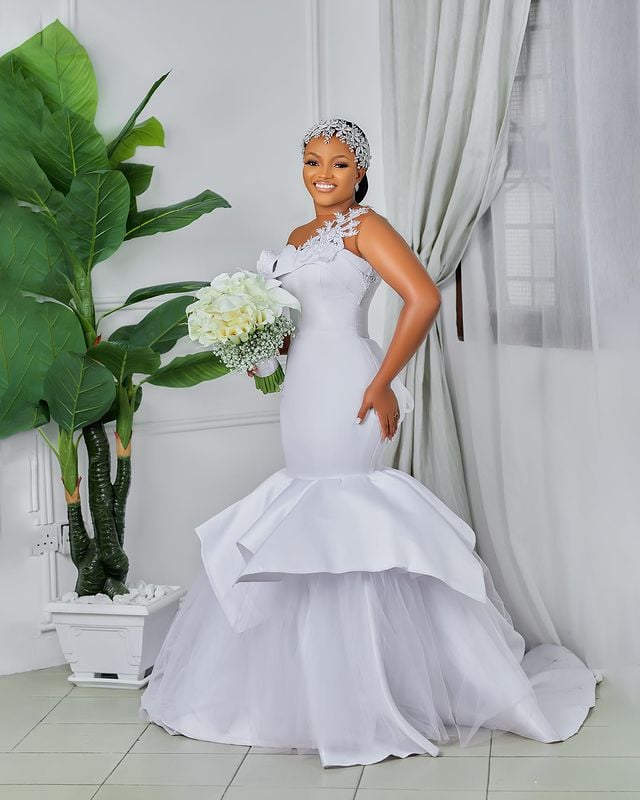 2023 Oct Arabic Aso Ebi Plus Size White Mermaid Lace Wedding Dress Sheer Neck Satin Bridal Gowns Dresses ZJ404