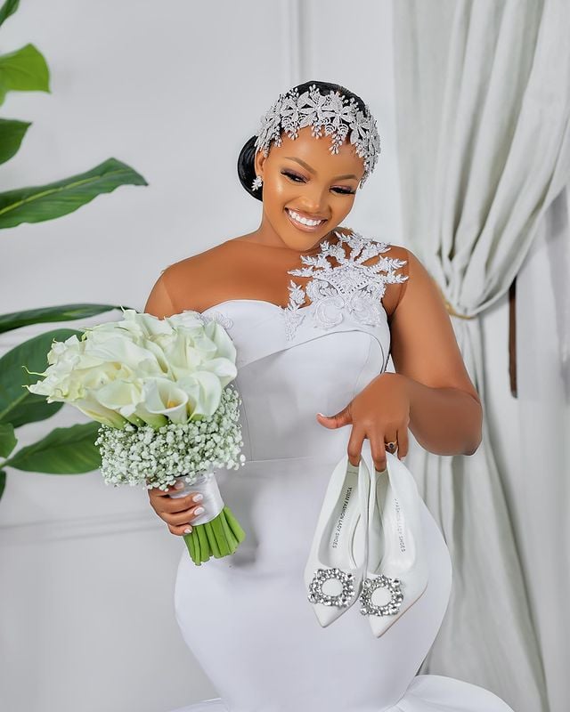 2023 Oct Arabic Aso Ebi Plus Size White Mermaid Lace Wedding Dress Sheer Neck Satin Bridal Gowns Dresses ZJ404