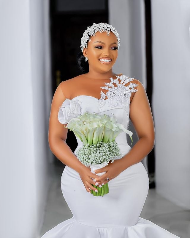 2023 Oct Arabic Aso Ebi Plus Size White Mermaid Lace Wedding Dress Sheer Neck Satin Bridal Gowns Dresses ZJ404