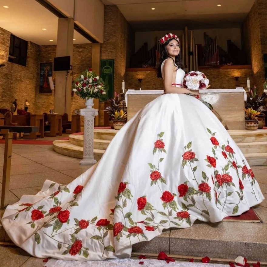 Luxury Mexican Quinceanera Dresses Embroidery Red Rose Flower V-Neck White Satin Ball Gown Prom Brithday Dress For 16 Girls 2024 Formal Party Gowns