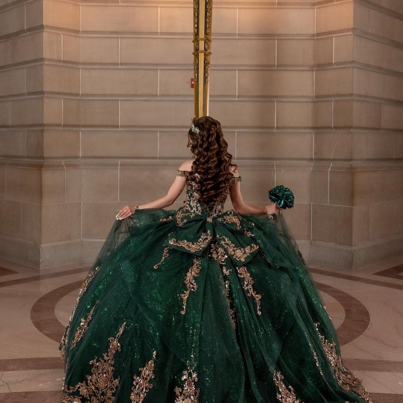 Emerald Green Quinceanera Dresses For 16 Girl V-Neck Off the Shoulder Gold Appliques Beads Princess Ball Gowns Birthday Prom Dress vestidos de