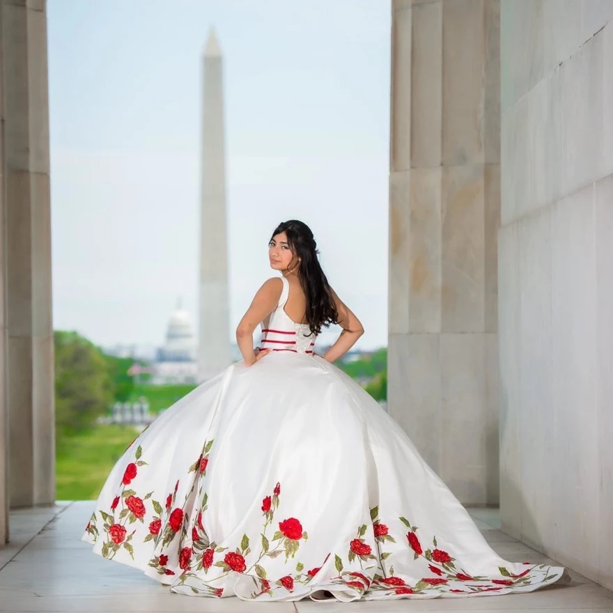Luxury Mexican Quinceanera Dresses Embroidery Red Rose Flower V-Neck White Satin Ball Gown Prom Brithday Dress For 16 Girls 2024 Formal Party Gowns