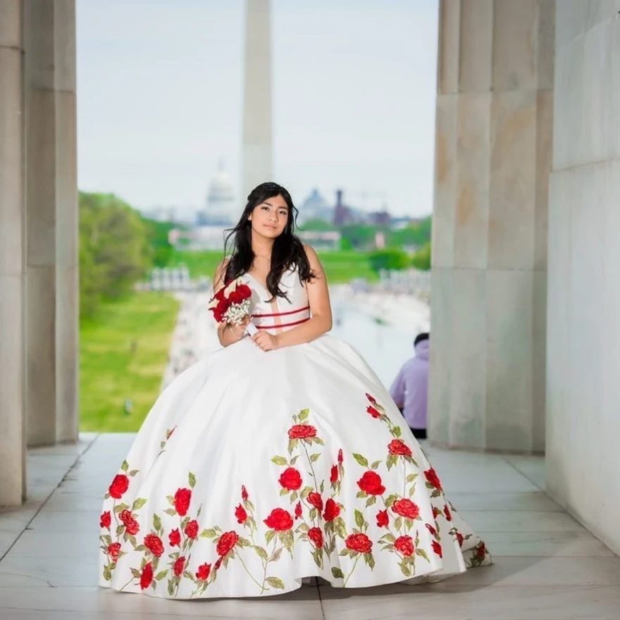 Luxury Mexican Quinceanera Dresses Embroidery Red Rose Flower V-Neck White Satin Ball Gown Prom Brithday Dress For 16 Girls 2024 Formal Party Gowns