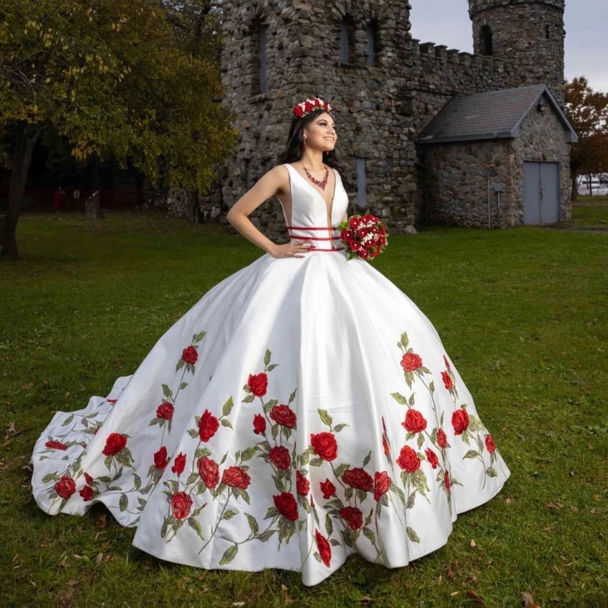 Luxury Mexican Quinceanera Dresses Embroidery Red Rose Flower V-Neck White Satin Ball Gown Prom Brithday Dress For 16 Girls 2024 Formal Party Gowns