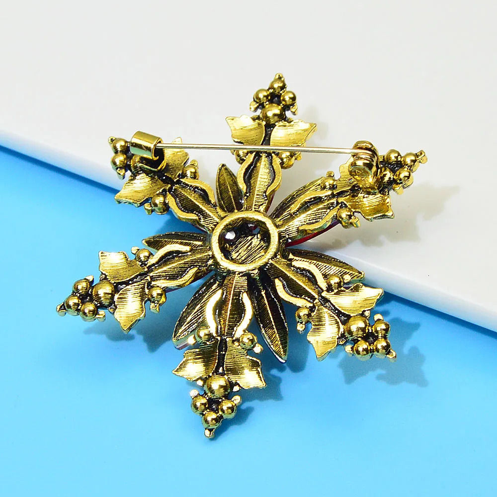 Pins Brooches CINDY XIANG Arrival Christmas Crystal Snowflake Pin Winter Festivel Brooch Enamel Jewelry Wedding Party Decorations 231025