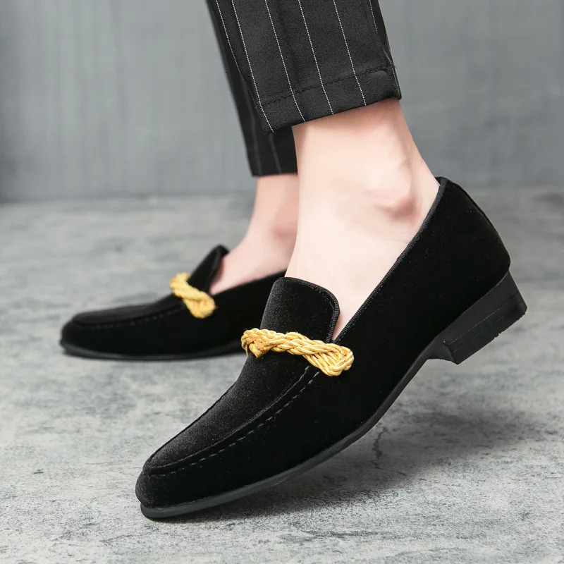 Dress Shoes Fashionable Men Loafers Classic New British Style Suede Deerskin Casual Brooch Twisted Personality Small Leather 48 231026