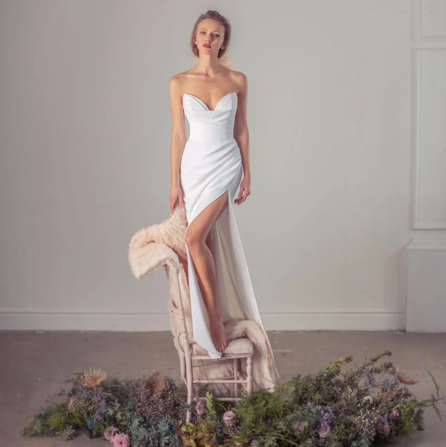 Popular V-neck Soft Satin A Line Wedding Dress 2024 Side Slit Button Back Boho Beach Bridal Grown Robe de Mariage Simple