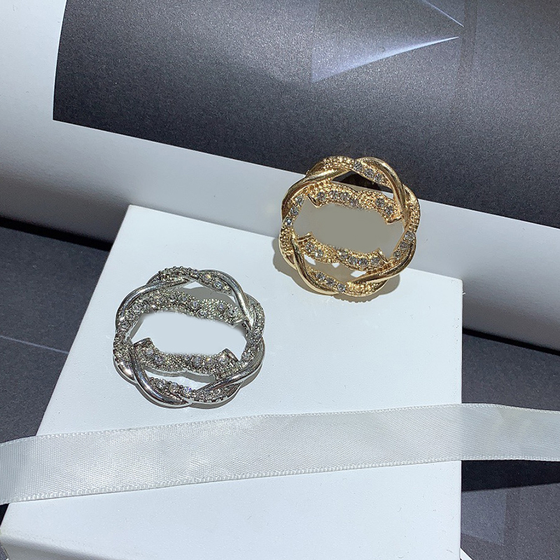 Fashion gold and silver 2 color full rhineston twist brooches for ladies favorite badges clothing pins accessories in European and American countries