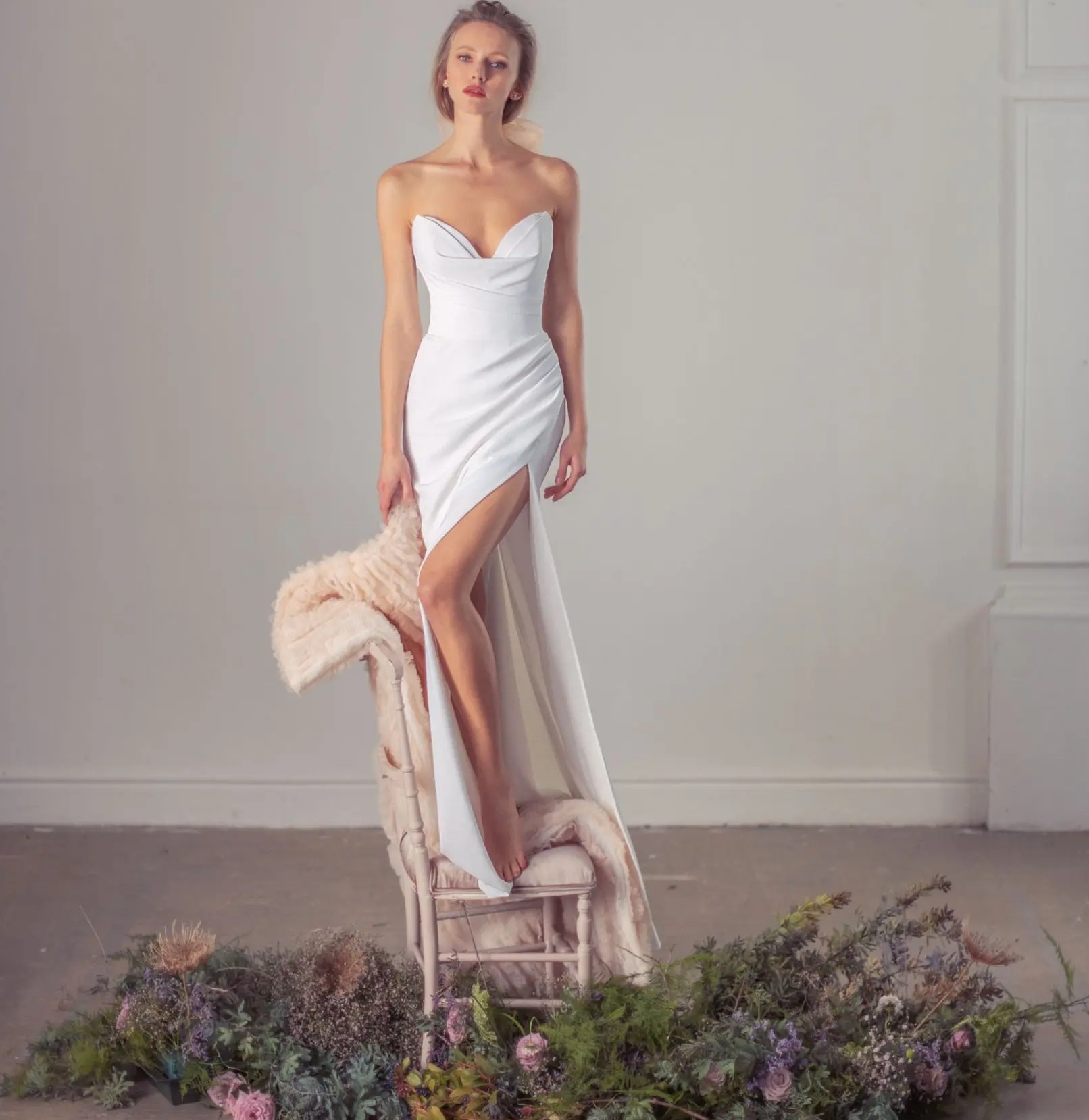 Popular V-neck Soft Satin A Line Wedding Dress 2024 Side Slit Button Back Boho Beach Bridal Grown Robe de Mariage Simple