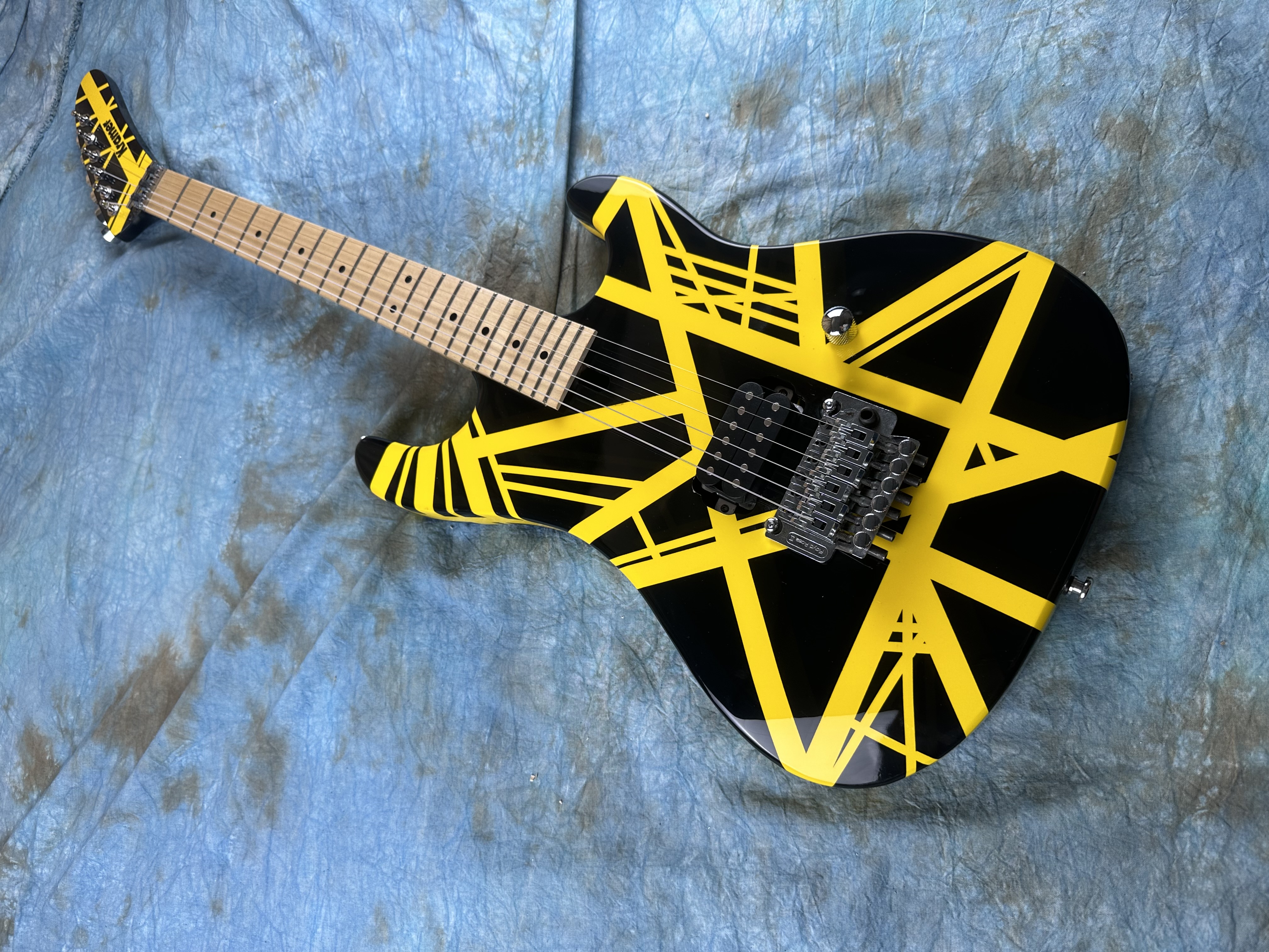 5150 electric guitar, imported alder body, Canadian maple fingerboard, signature, classic yellow and white stripes, lightning packaging