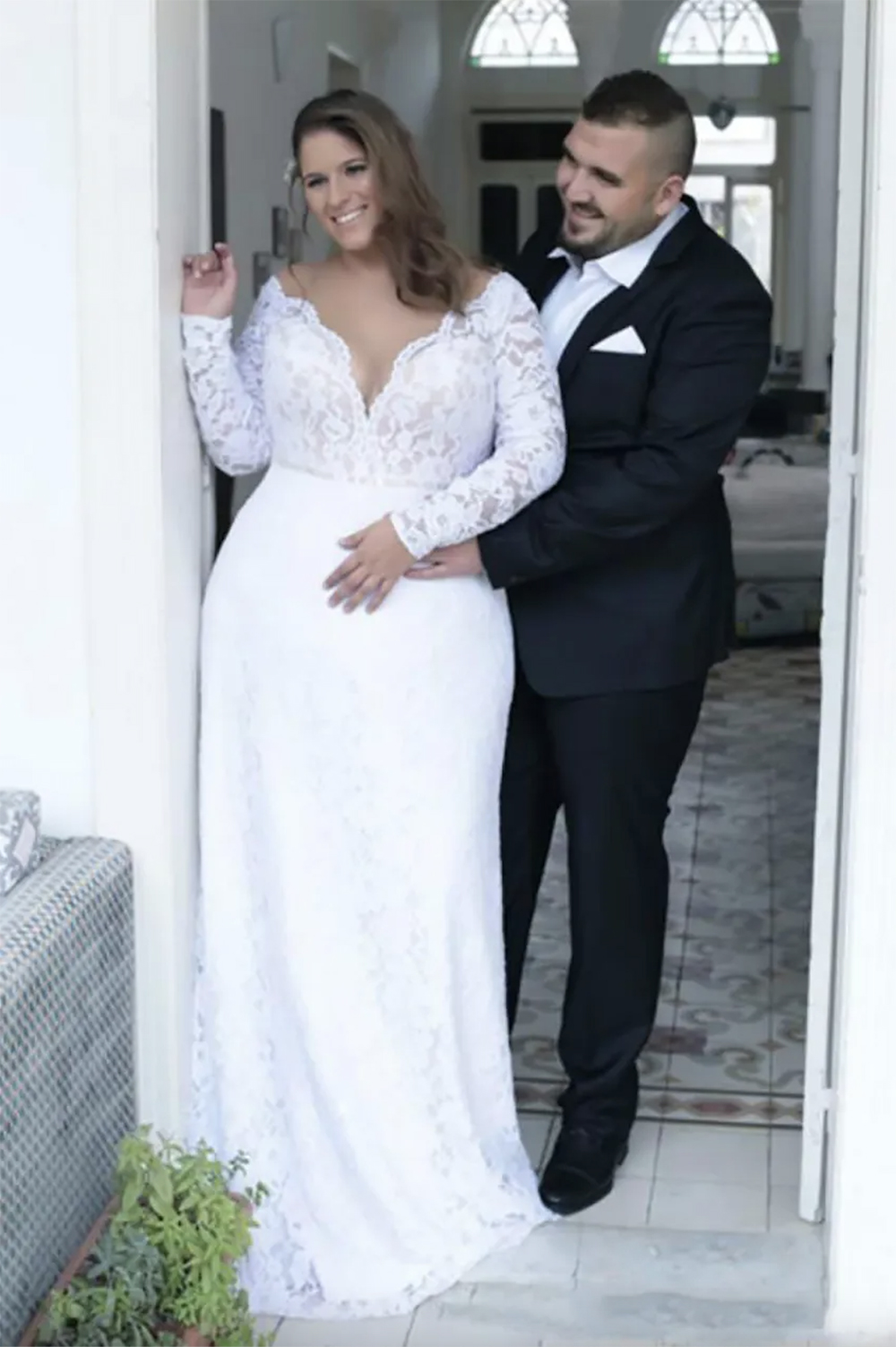 2023 Plus Size Wedding Dresses Deep V Neck Sheath Vintage Long Sleeves Wedding Dresses Bridal Gowns Sweep Train Spring Summer Wear Gown