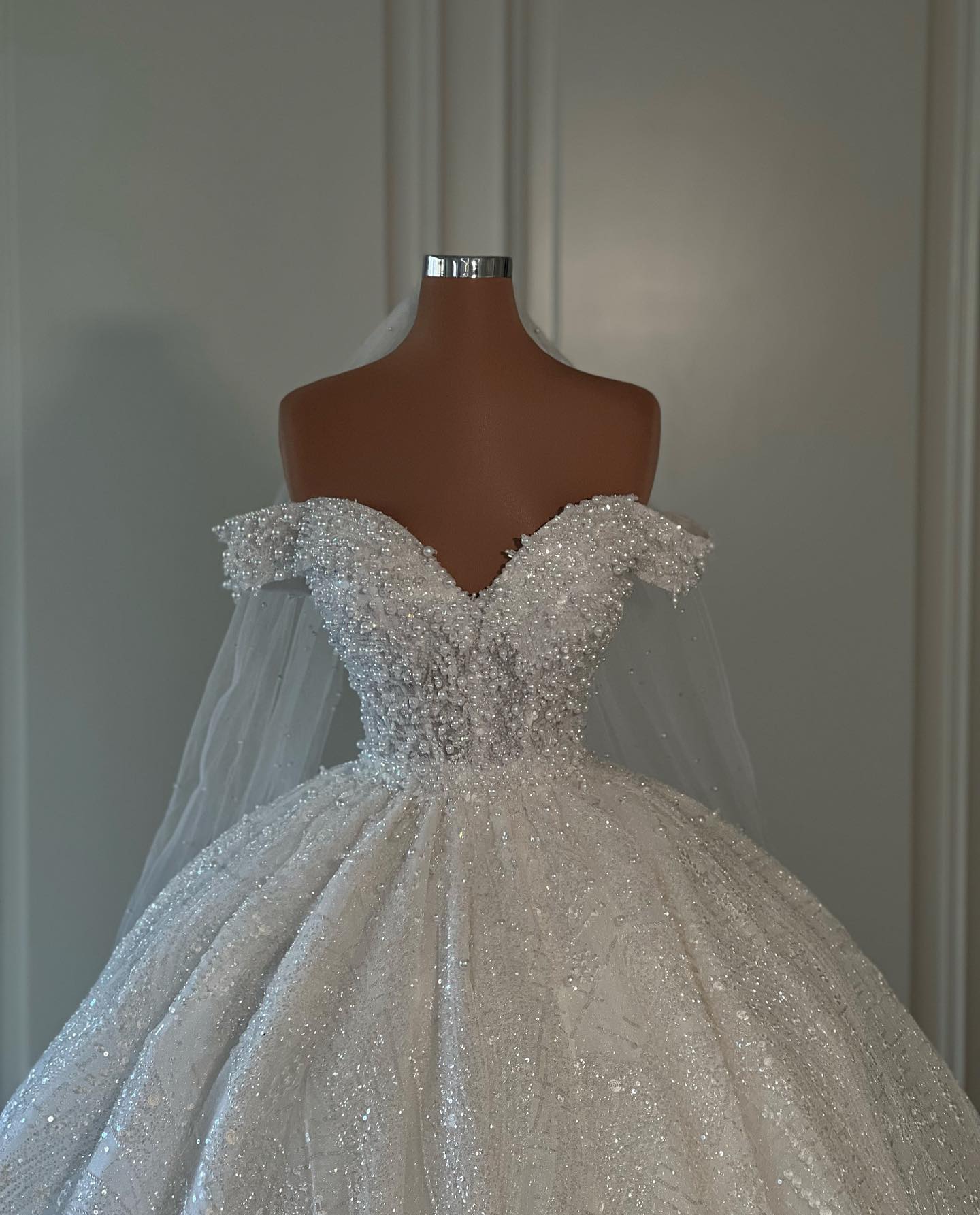 Crystal Ball Gown Dresses Off Shoulder Sequins Beads Pearls Wedding Dress Sweep Train Bridal Gowns