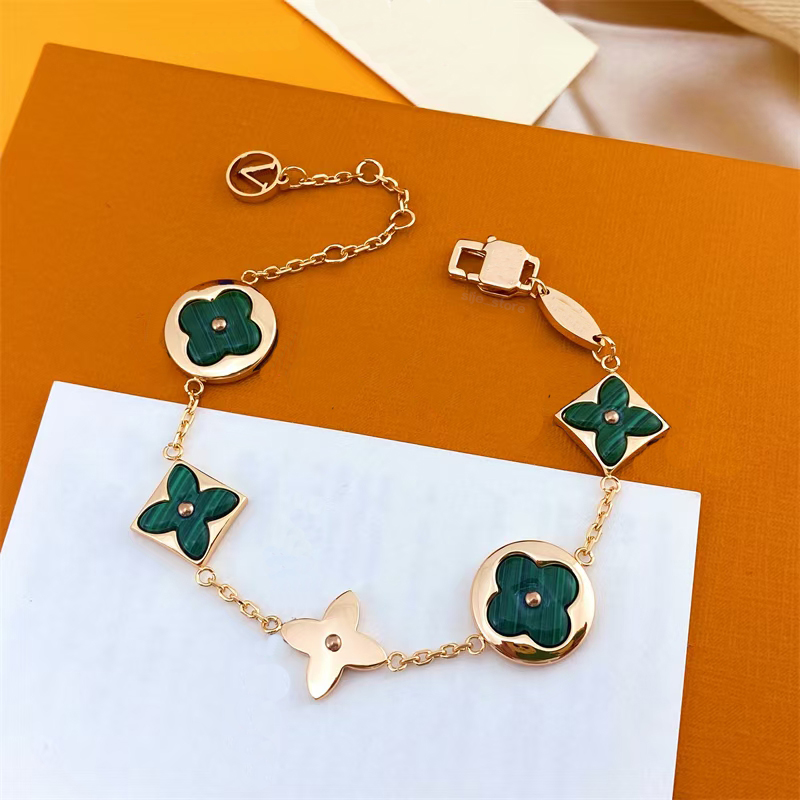 Bracelet Designer Womens Bracelet Flower Lock Tray Gold Charm bracelet Womens Fashion Personalized Four-leaf clover exquisite Consumer luxury jewelry