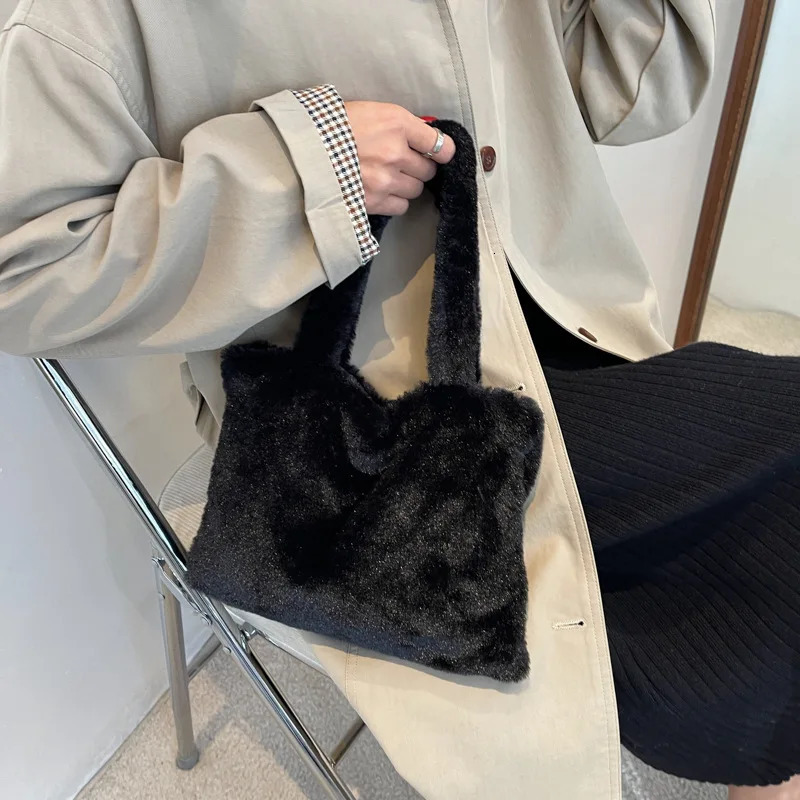 Evening Bags Winter Women's Bag Fashion Solid Color Casual Plush Fur Bag Fluffy Mini Female Armpit Bags Small Furry Tote Bags for Women 231030