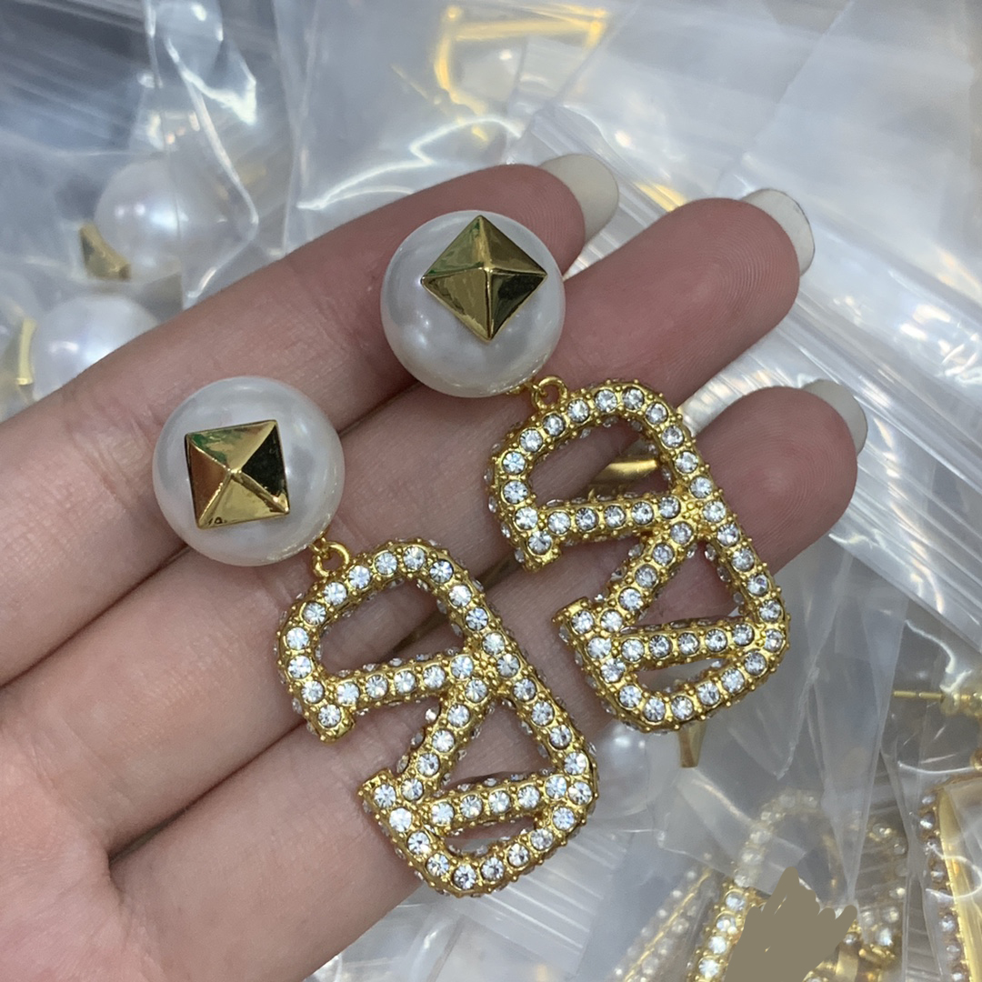 AA Fashion Womens Hoop Earring Classic V Letter Ear Stud Luxury Jewelry Charm Womens Earrings New Designer Wedding Ear Rings Birthday Gifts CSD2310307 2024