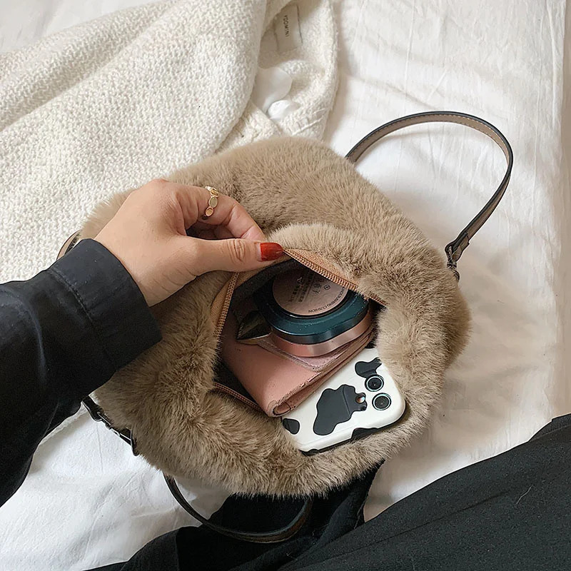 Evening Bags Woman Bags Winter Faux Fur Purse Handbag Fashion Warm Soft Mini Fluffy Bag Casual Cute Female Crossbody Shoulder Plush Bag 231030