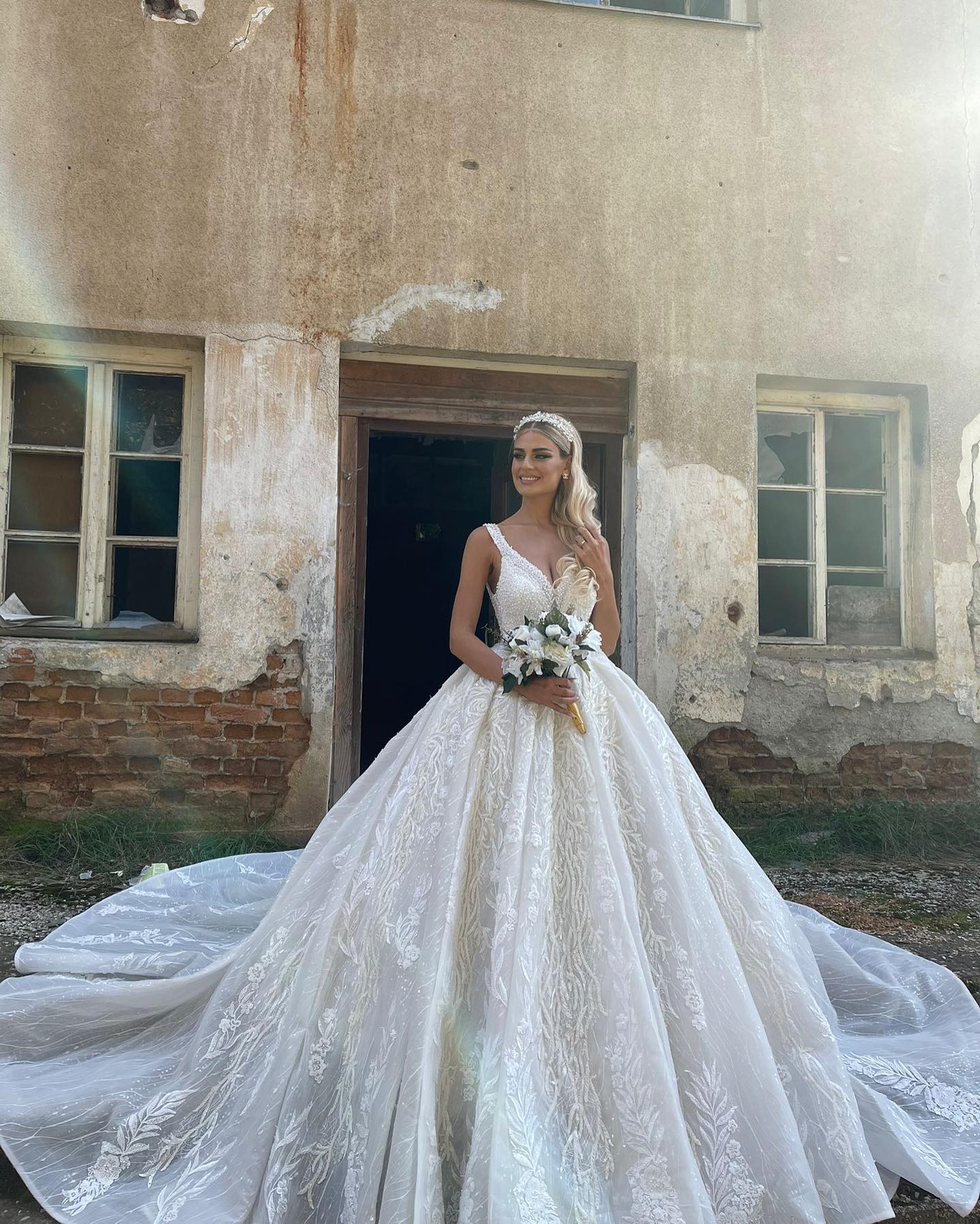 Lace Ball Gown Dresses Straps V Neck Beads Pearls Wedding Dress Sweep Train Bridal Gowns 0516