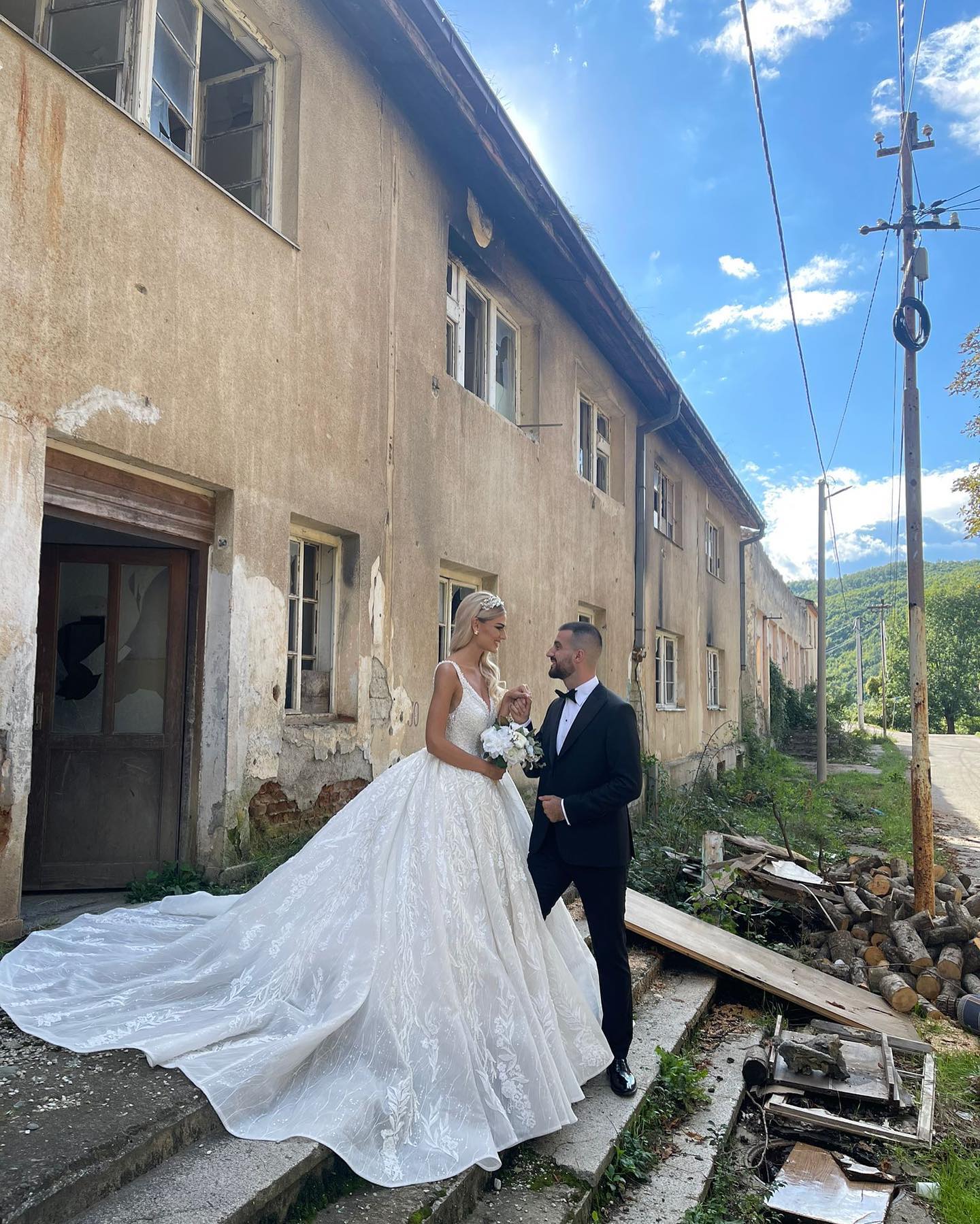 Lace Ball Gown Dresses Straps V Neck Beads Pearls Wedding Dress Sweep Train Bridal Gowns 0516