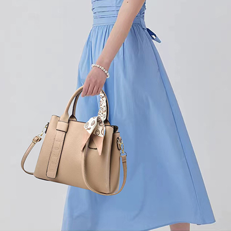 designer tote Fashionable handbag for women with large capacity, new trendy and atmospheric middle-aged mother, women's cross body commuting bag