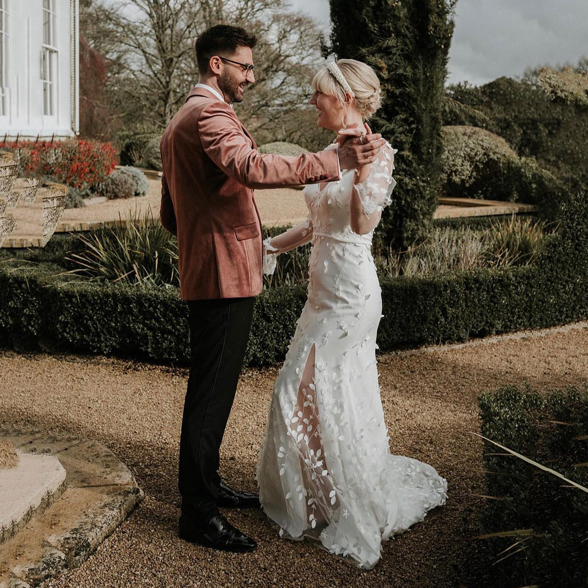 3D Embroidered Lace Mermaid Wedding Dresses V Neck Backless Civil Bridal Gown Thigh Slit Sweep Train Country Wedding Gown