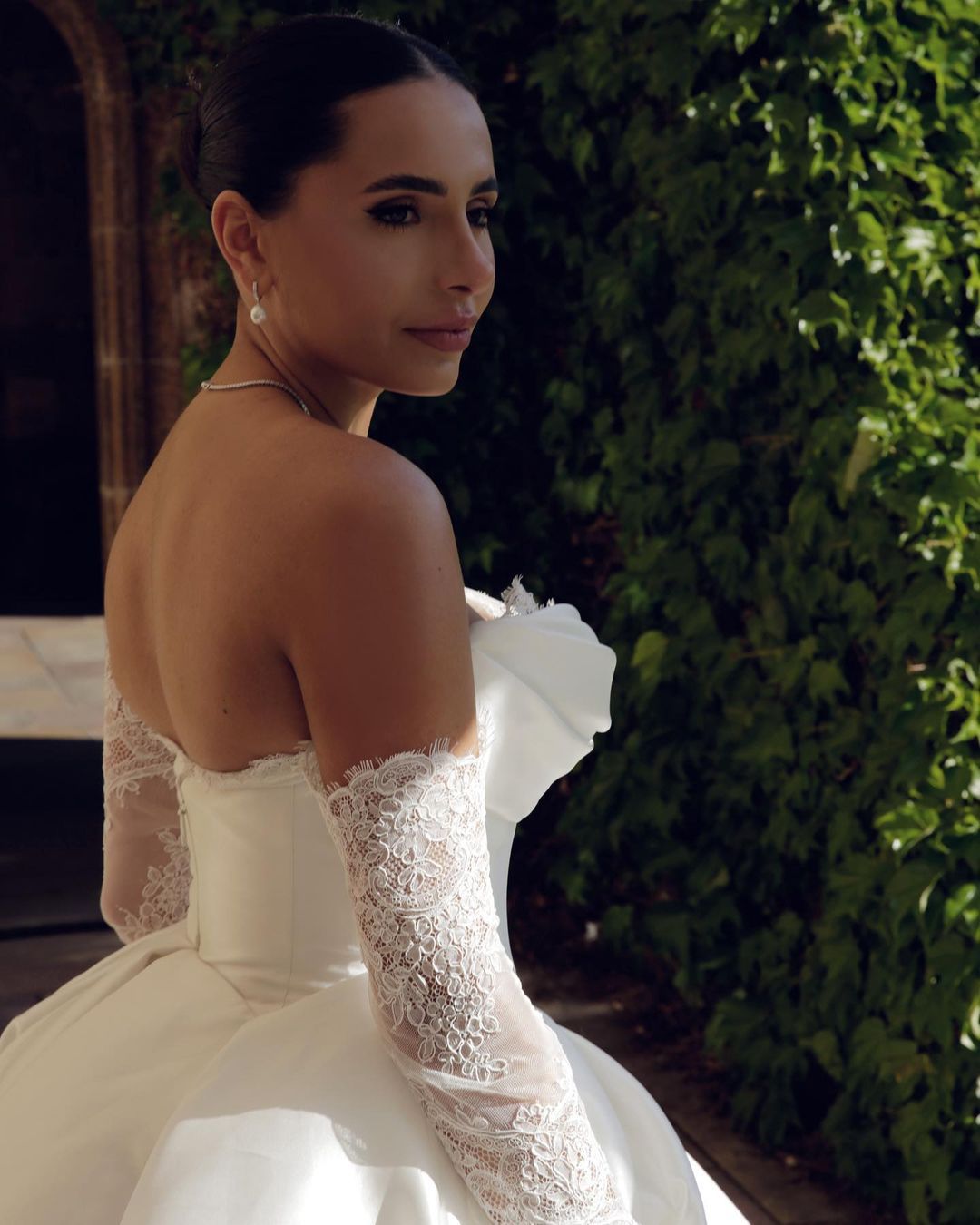 Elegant Shine Satin A-Line Wedding Dresses Sexy V-Neck Ball Gown Pleated Lace Brush Train Bridal Gowns Dress Plus Size Customized D-H23537