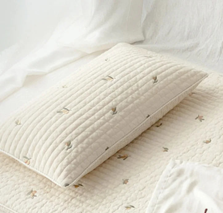 Pillows Fashion Baby Pillow Cotton Breathable Soft born Baby Embroidered Cartoon Bear Oliver Tulip Pillow 231031
