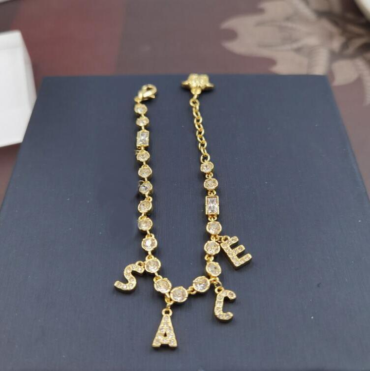 New Designed woman Choker Link Chain Bracelets Crystal Letter Drill pendant Meander Pattern Medusa Portrait 18K Gold Designer Jewelry NQ00
New Designed woman Choker Link Chain Bracelets Crystal Letter Drill pendant Meander Pattern Medusa Portrait 18K Gold Designer Jewelry NQ00