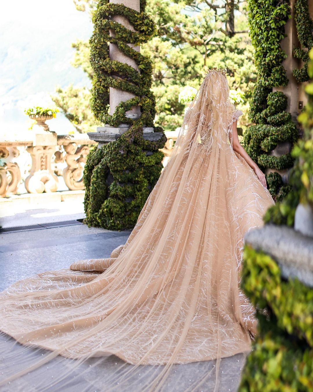 Saudi Arabia Princess Sparkly Ball Gown Wedding Dress Pearls Beading Short Sleeve Puffy Bride Dresses Robe De Mariee