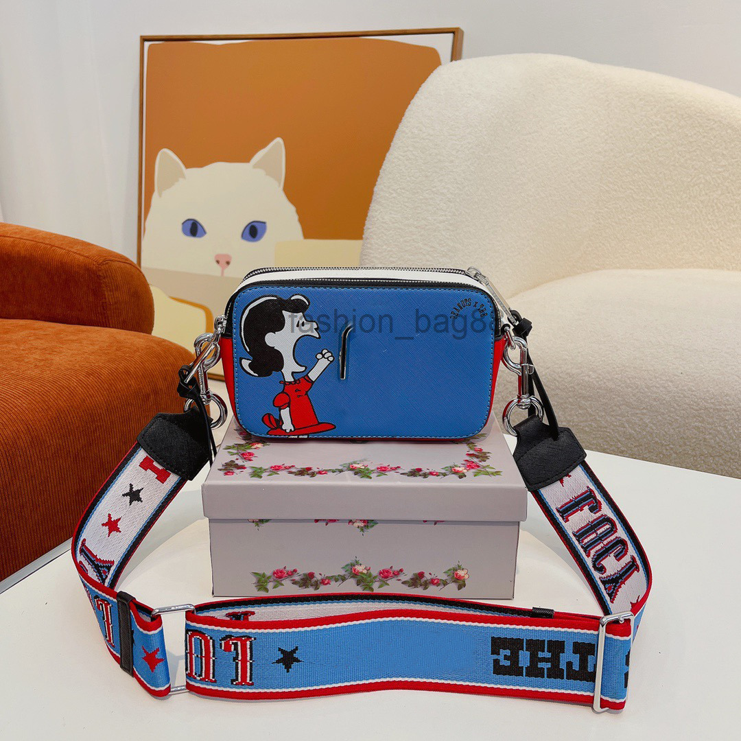 Shoulder Bags High Designer Quality Embossed Easy Pouch on Strap Bag Handbag Women Messenger Handbags Cartoon Design Spray Painting 2022
Shoulder Bags High Designer Quality Embossed Easy Pouch on Strap Bag Handbag Women Messenger Handbags Cartoon Design Spray Painting 2022