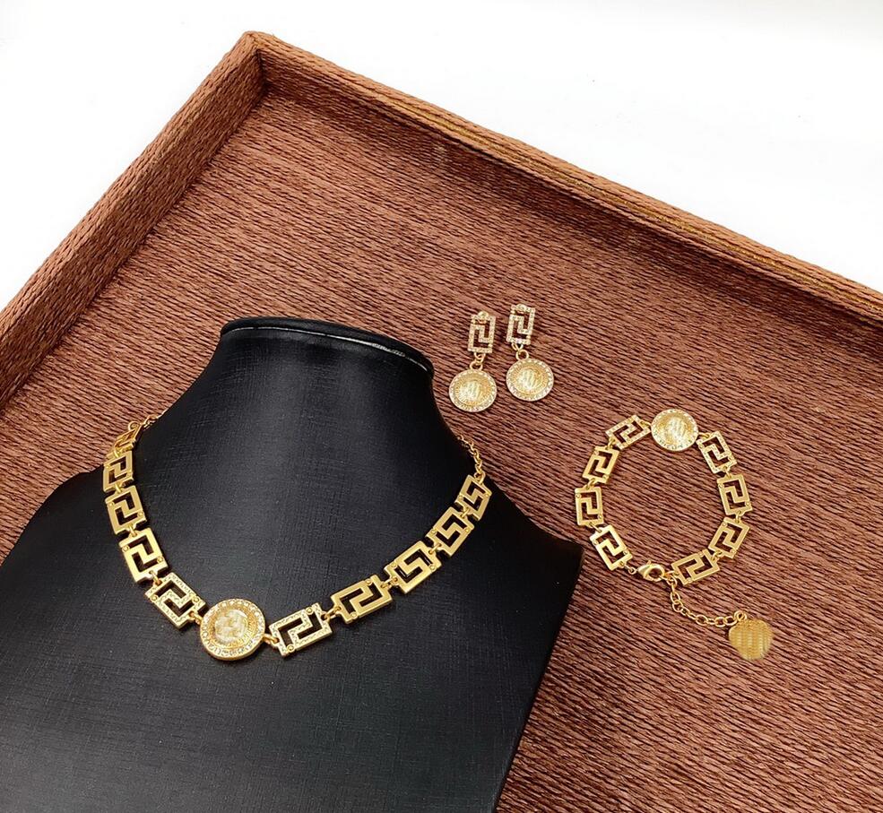 Resin Epoxy crystal Pendant women Thick chain necklace Bracelet Earring Sets Banshee Medusa head portrait 18K gold plated ladies Designer Jewelry VNBR 4002, Golden
Resin Epoxy crystal Pendant women Thick chain necklace Bracelet Earring Sets Banshee Medusa head portrait 18K gold plated ladies Designer Jewelry VNBR 4002, Golden