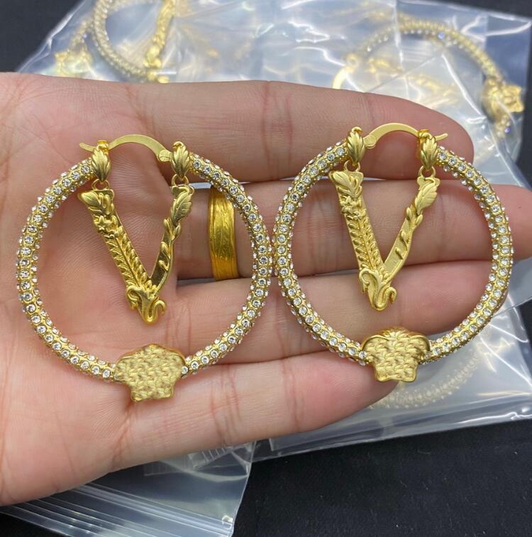 Fashion new designed V letter ladies Earring hoop Banshee Medusa head portrait 18K gold plated women earring stud Huggie Designer Jewelry E1b
Fashion new designed V letter ladies Earring hoop Banshee Medusa head portrait 18K gold plated women earring stud Huggie Designer Jewelry E1b