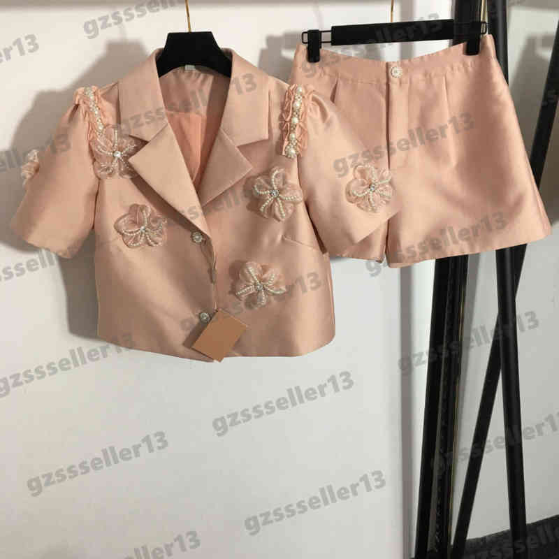 Womens Two Pieces Pants Designer Miu Pink Shorts Two-piece Sets 3D Pearl Flower Decoration Blazer And High Waist Shorts Suit Women Clothing 0912
Womens Two Pieces Pants Designer Miu Pink Shorts Two-piece Sets 3D Pearl Flower Decoration Blazer And High Waist Shorts Suit Women Clothing 0912