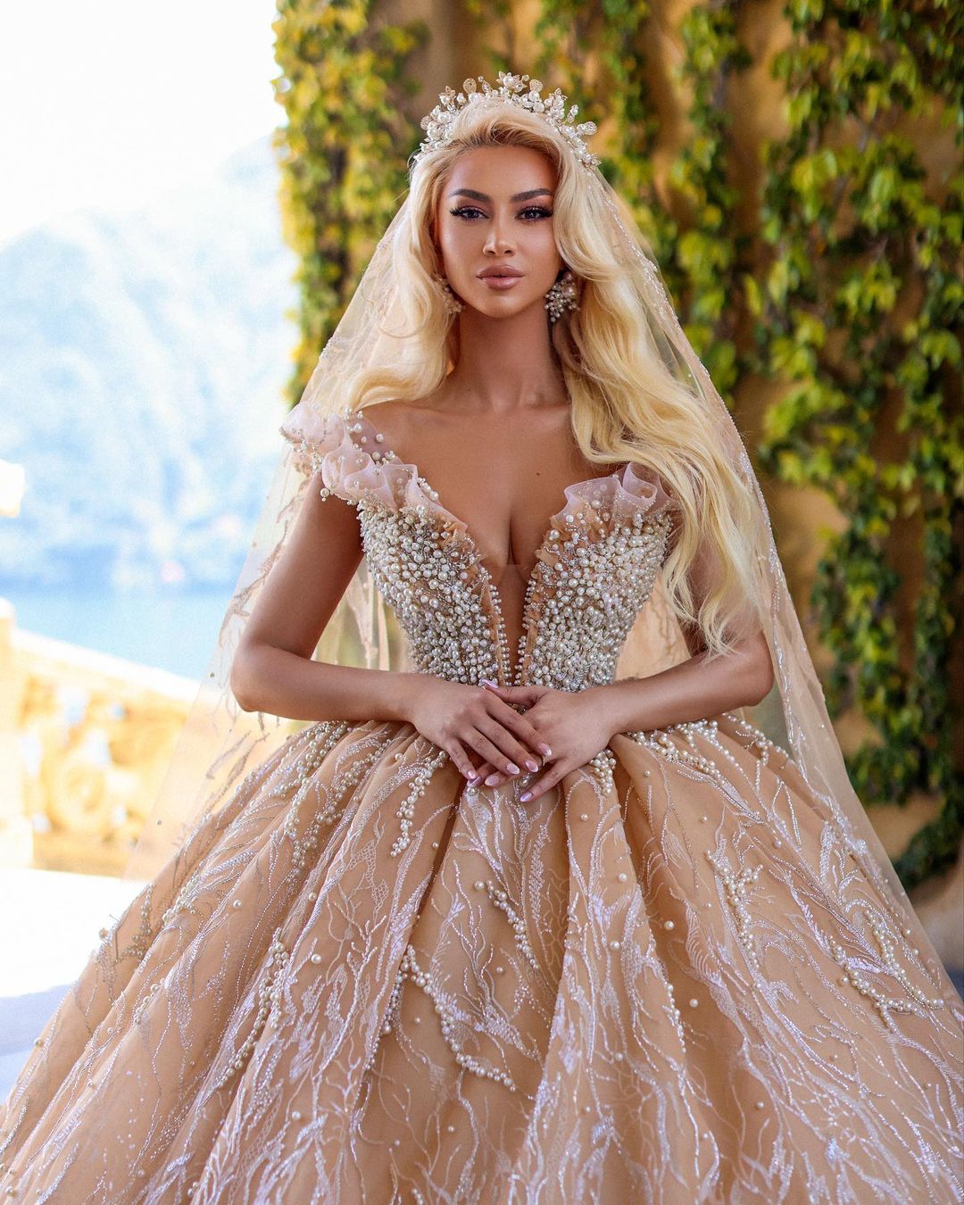 Saudi Arabia Princess Sparkly Ball Gown Wedding Dress Pearls Beading Short Sleeve Puffy Bride Dresses Robe De Mariee