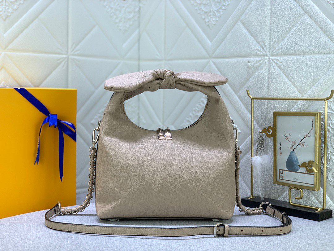 WHY KNOT PM Perforated Mahina Leather Shoulder Bag M20700 Cream Beige Womens Knot-shape Designer Handle Bag Braided Chain Luxury Cross Body M20701M20703 7A quality
WHY KNOT PM Perforated Mahina Leather Shoulder Bag M20700 Cream Beige Womens Knot-shape Designer Handle Bag Braided Chain Luxury Cross Body M20701M20703 7A quality