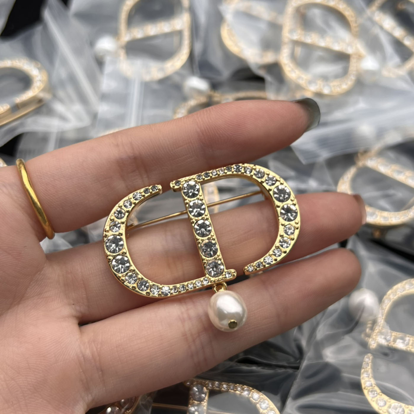 23ss 20style Brand Designer Brooch Classic Double Inlaid Diamond Pins Fashion Jewelry Wholesale Price Engagement Accessories
23ss 20style Brand Designer Brooch Classic Double Inlaid Diamond Pins Fashion Jewelry Wholesale Price Engagement Accessories