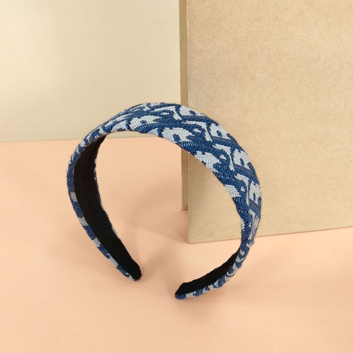 23ss 20style Designer Letters Headband Bowknot Headband Women Korean Vintage Retro Wide Edge Cloth Hair Hoop Outdoor Sports Turban Headwrap
23ss 20style Designer Letters Headband Bowknot Headband Women Korean Vintage Retro Wide Edge Cloth Hair Hoop Outdoor Sports Turban Headwrap