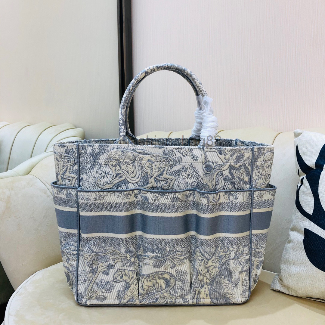 Messenger bag latest catwalk female shopping bag classic highend customized quality fashion business and leisure style commuter, 88
Messenger bag latest catwalk female shopping bag classic highend customized quality fashion business and leisure style commuter, 88