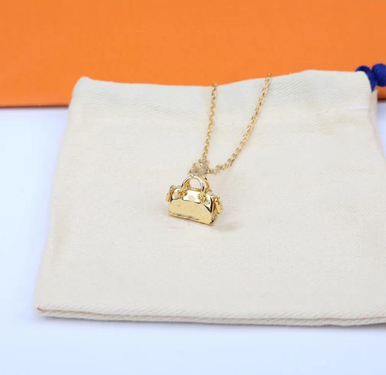 The new handbag necklace is the same style as fashion light luxury Internet celebritydesigner jewelry necklaces gold chain heart for mens womens bijoux -1
The new handbag necklace is the same style as fashion light luxury Internet celebritydesigner jewelry necklaces gold chain heart for mens womens bijoux -1