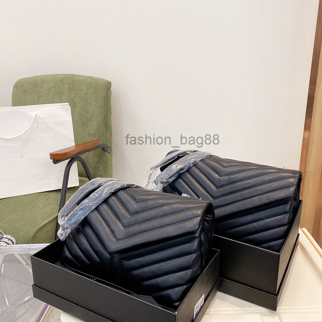 Messenger bag luxury handbag shoulder bag brand designer Leather ladies metal Chain high quality clamshell wholesale color hardware Size c, Gold hardware 27cm
Messenger bag luxury handbag shoulder bag brand designer Leather ladies metal Chain high quality clamshell wholesale color hardware Size c, Gold hardware 27cm