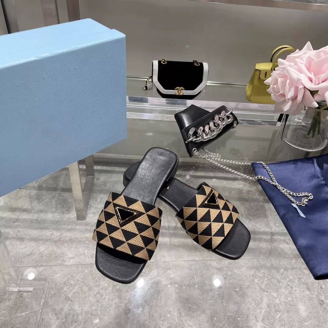 Embroidery Flat slipper Classic triangle logo Summer Lady Sandals Leather Outsole material Women Shoes size 35 to 43 with box
Embroidery Flat slipper Classic triangle logo Summer Lady Sandals Leather Outsole material Women Shoes size 35 to 43 with box