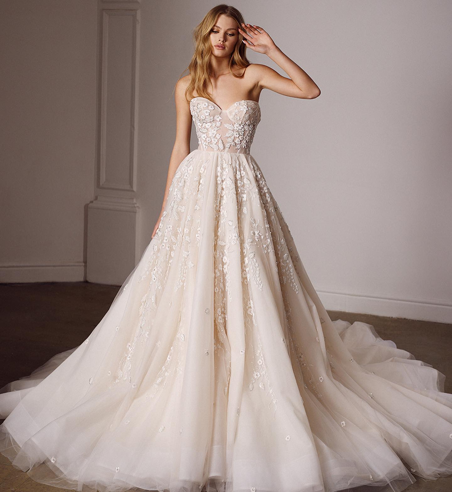 Stunning Beaded Wedding Dresses Sweetheart Neckline Bridal Gowns Lace Appliqued Sweep Train Tulle Vestido De Novia