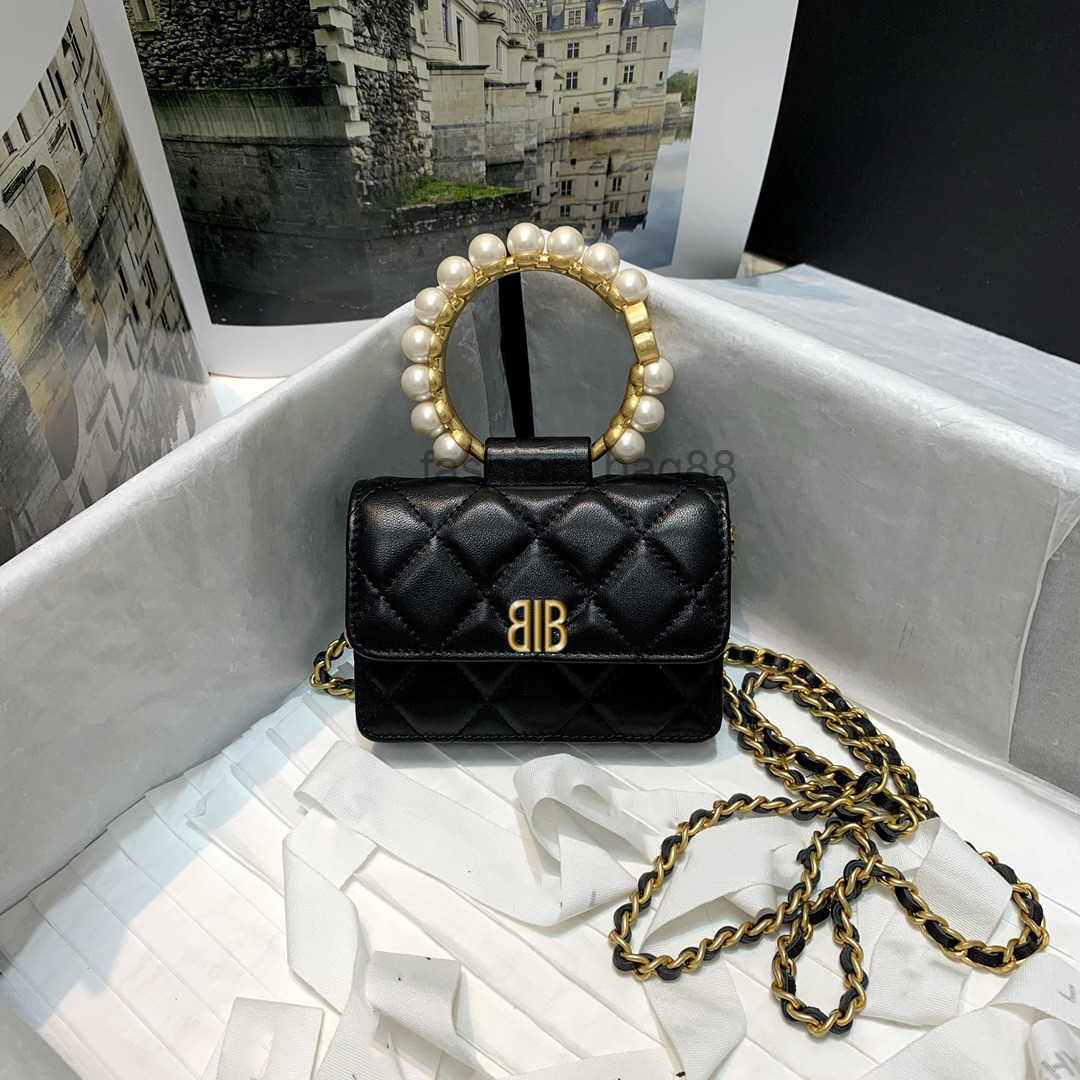 Totes bags Designer Black Pearl Handle Clutch Black and gold color big portable oneshoulder crossbody CM 2022
Totes bags Designer Black Pearl Handle Clutch Black and gold color big portable oneshoulder crossbody CM 2022